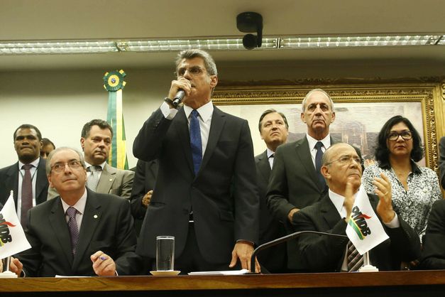 JornaldoBrasil's tweet photo. PMDB prepara expulsão dos que votarem contra impeachment de Dilma https://t.co/WWigmTwOy4 https://t.co/tzFwbmjlcW