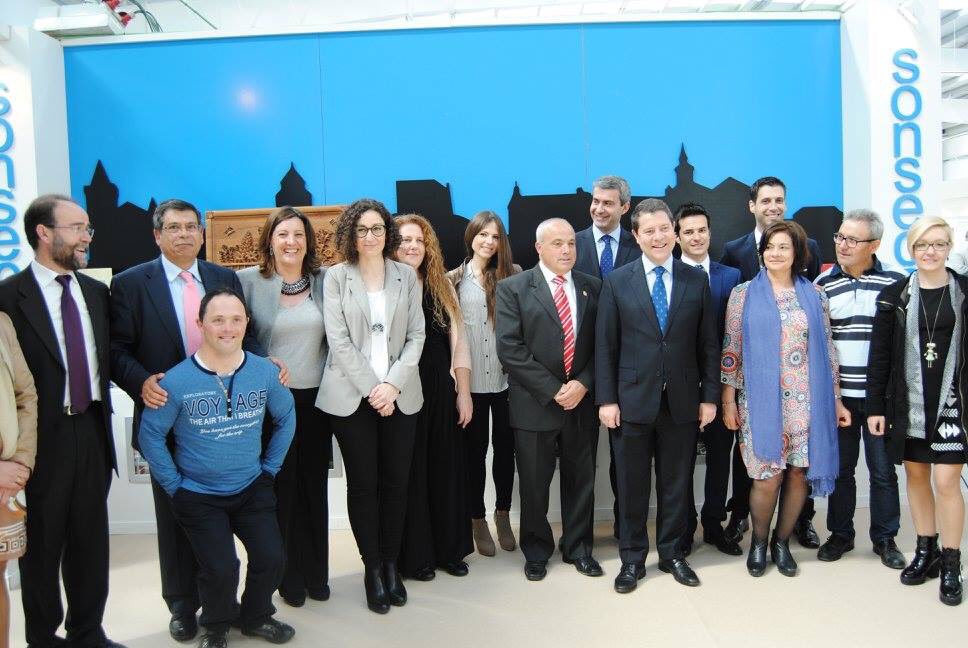 AytoSonseca's tweet photo. Imágenes inauguración @MUEBLEDESONSECA #Fermacam. Abierta hasta el 10/04 https://t.co/dWFNN8xlhO