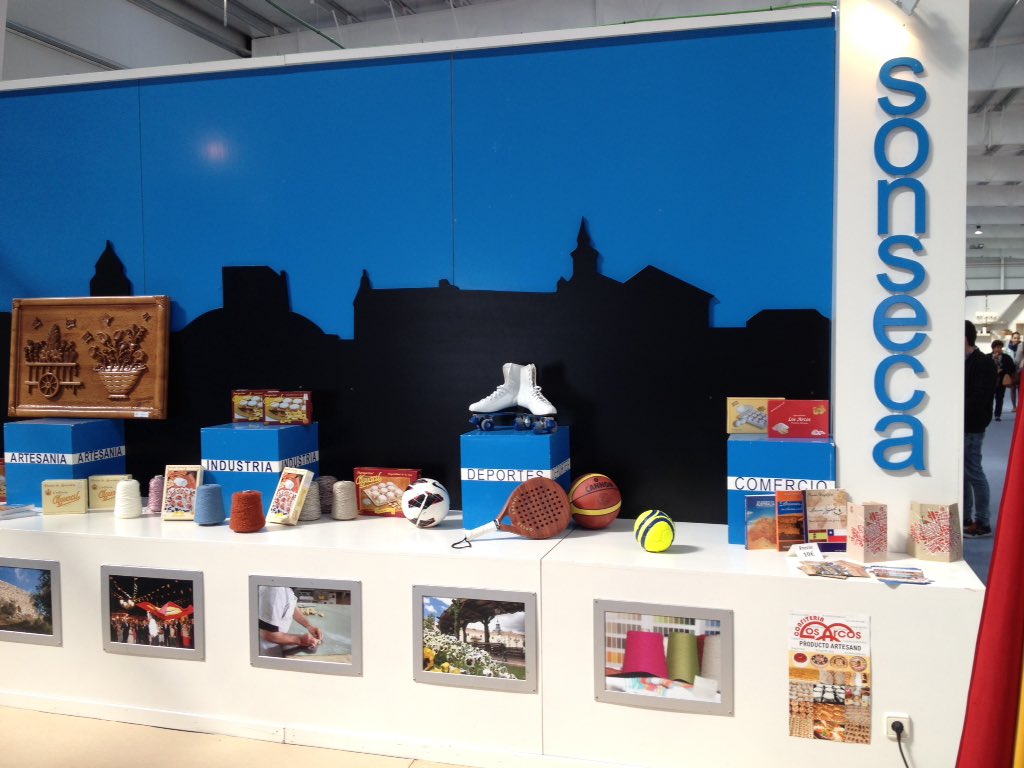 AytoSonseca's tweet photo. Imágenes inauguración @MUEBLEDESONSECA #Fermacam. Abierta hasta el 10/04 https://t.co/dWFNN8xlhO