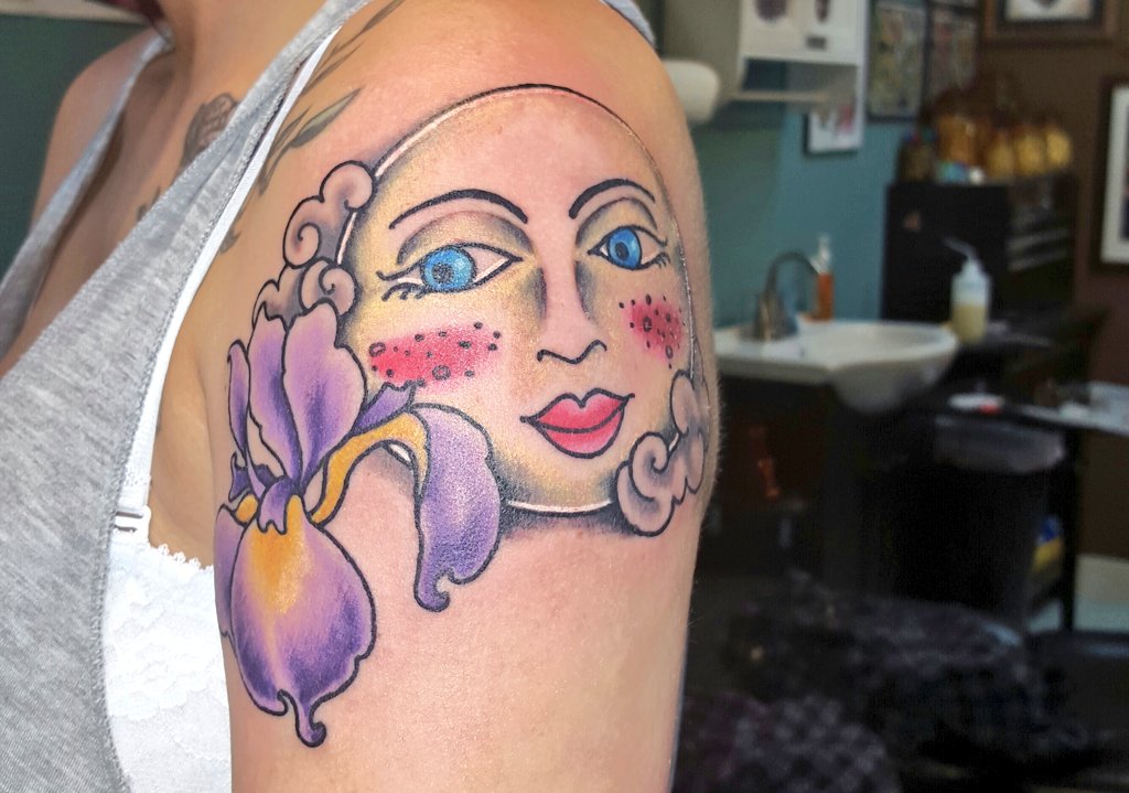 Emeegeaaen's tweet photo. I'm so obsessed with my tattoo ❤🌙 #irismoon https://t.co/nordhY55sw