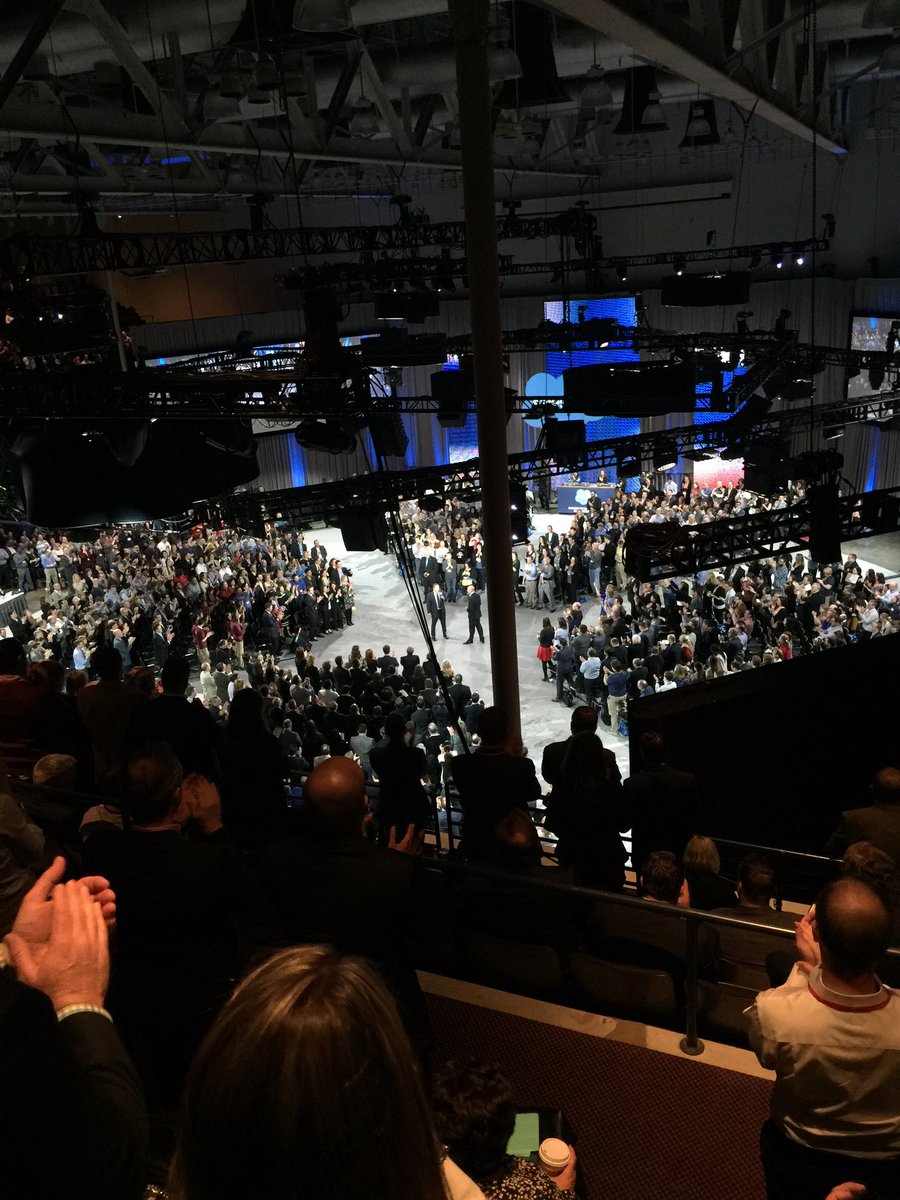 omair_raza1's tweet photo. Standing ovation for @BillBelichick coach of @Patriots https://t.co/MwSsYIF3zP