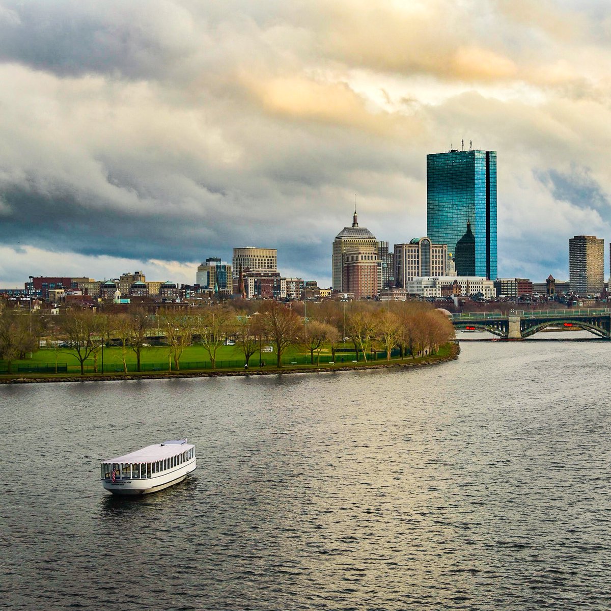 jaaabeee's tweet photo. Stormy Boston. https://t.co/ZNcJuXHjhx @universalhub https://t.co/CWrCxEgCtA