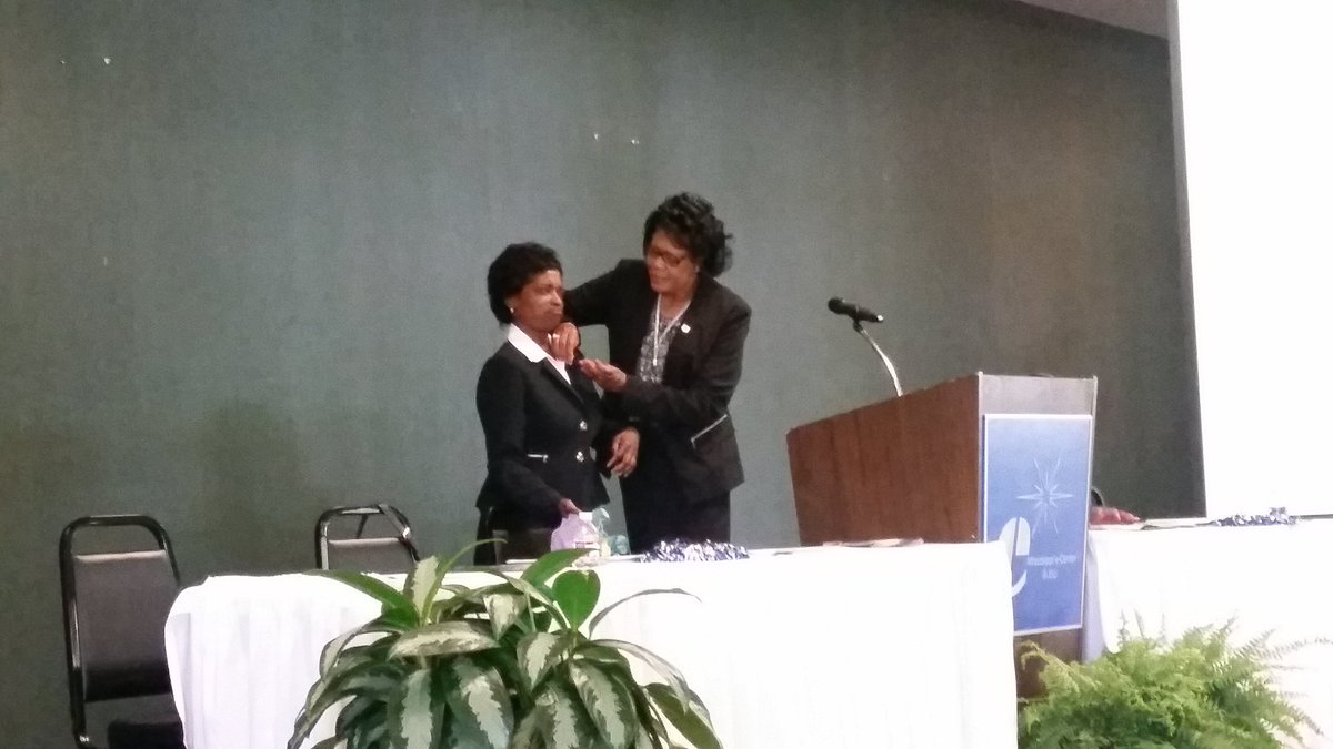 ACoggins_JSNN's tweet image. Clyburn is pinned in gratitude by the Dean of the School of Journalism and Media Studies #SJMSConference2016