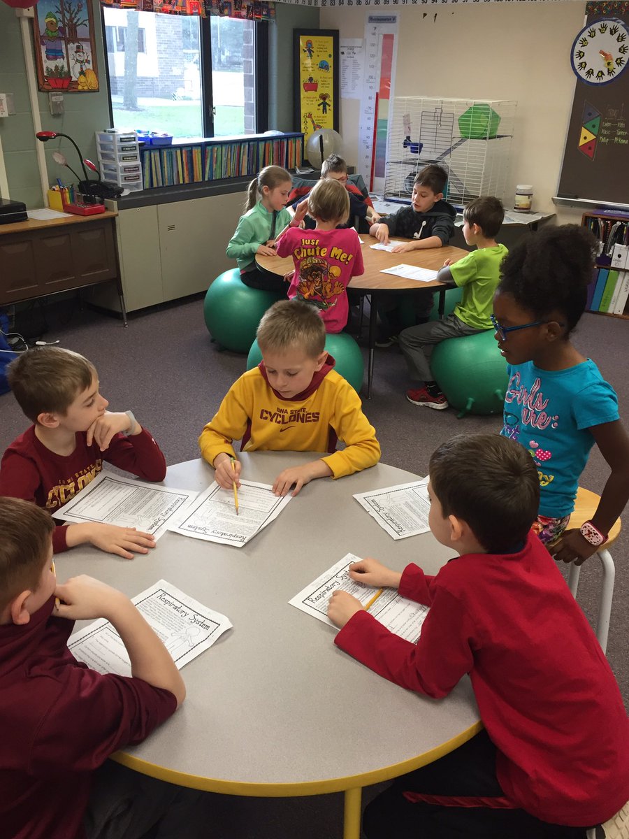 KaraJPaulson's tweet image. #collaboration in small groups to come up w/a #presentation about a specific #bodysystem 📖📝 #4Cs #johnstonlearns