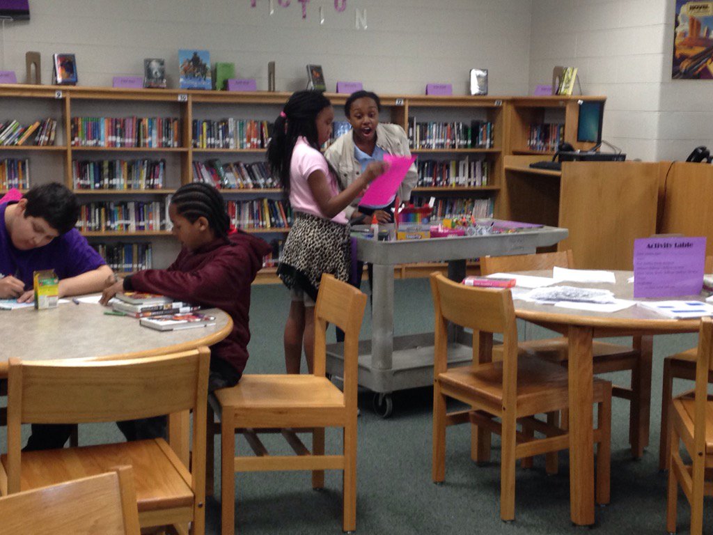 NapierLibrary's tweet image. Students using the mobile activity table during lunch! #marinerscreate @ItsallThurgood @MNPSLibraries