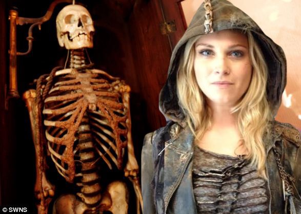 heavensfinding's tweet photo. [LEAKED] Selfie of Lexa and Clarke in season 4 of The 100! https://t.co/kKDCVg1dVK