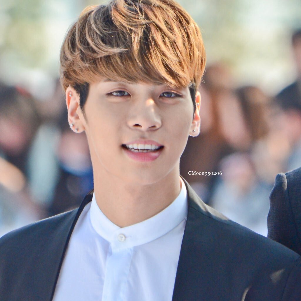 st_meteor75_as's tweet photo. #종현생일축하해요
#HappyJonghyunDay
センイルチュッカヘージョン🎉🎉
SW代々木であんなにうちわと目見てくれてありがとう💕
歌声と笑顔とメンバー愛が大好きです💗これからもメンバーと仲良くね
ファイティン！ https://t.co/EFi1GgAsy1