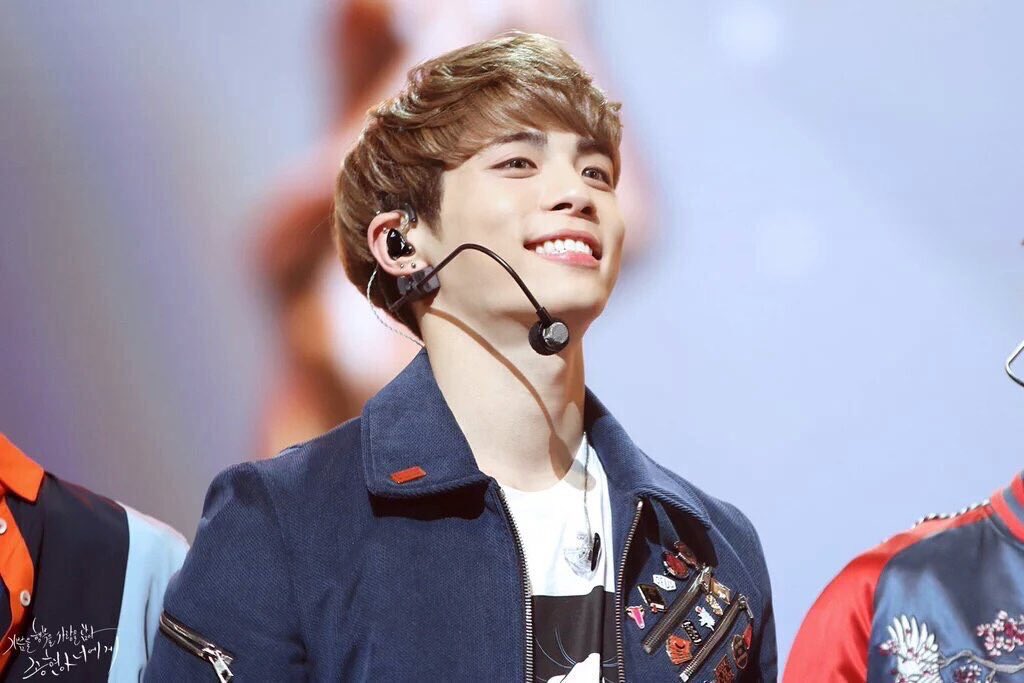 st_meteor75_as's tweet photo. #종현생일축하해요
#HappyJonghyunDay
センイルチュッカヘージョン🎉🎉
SW代々木であんなにうちわと目見てくれてありがとう💕
歌声と笑顔とメンバー愛が大好きです💗これからもメンバーと仲良くね
ファイティン！ https://t.co/EFi1GgAsy1