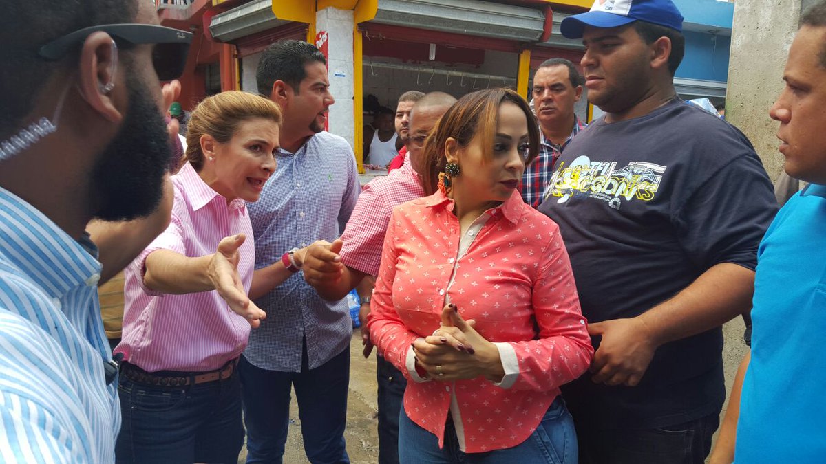DomingoAlcald16's tweet photo. Mercado de #LosMina #SDE @CarolinaMejiaG futura Vice Presidenta #DomingoBatistaAlcalde #PRM Vota 15 https://t.co/eqRKCa2pvl