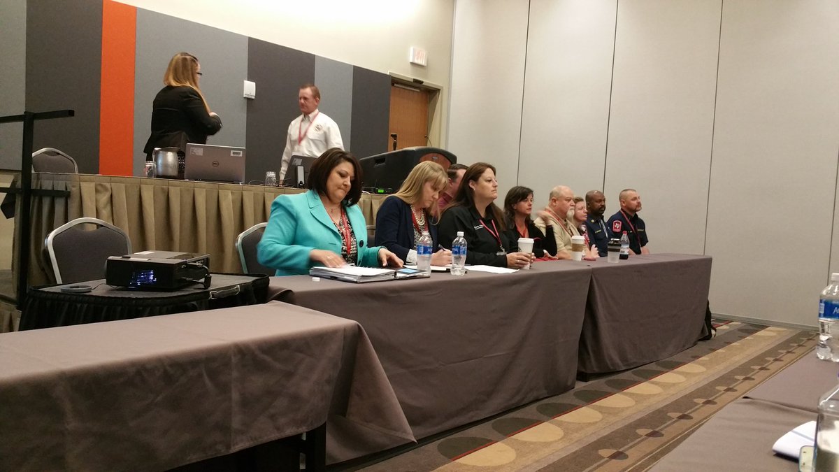 ChiefGoodmanCPD's tweet photo. Listening to a panel discussion on the December 26 Metroplex tornadoes. #temc2016 # dfwwx https://t.co/vuRGLSqM5H