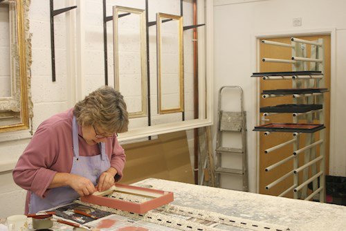 Guild_MasterC's tweet photo. How to restore a gilded picture frame https://t.co/aRICVeopqB True #mastercraftsmen by @FramingCo @UKBusinessRT https://t.co/a4azVWPpht