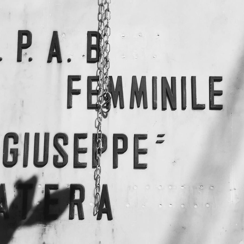 Another great sans hidden behind a lemon tree in Italy #typeofinterest ift.tt/1RHcnwx