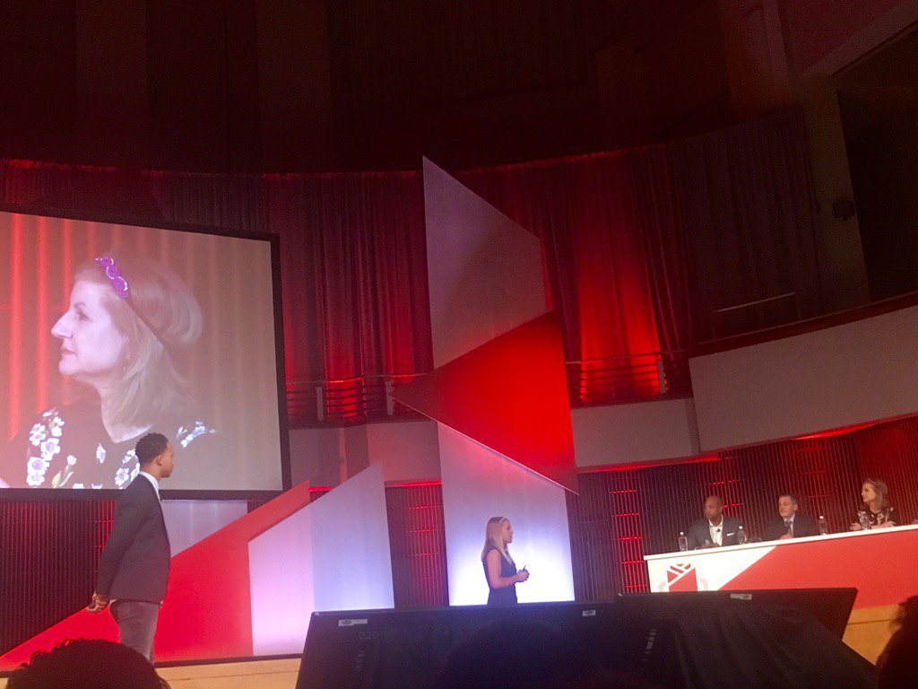 SheidaGM's tweet photo. I don't think I can love @ariannahuff more. Repping @HeadbandsofHope on the spot. #CupidsCup https://t.co/XNp7msodKa