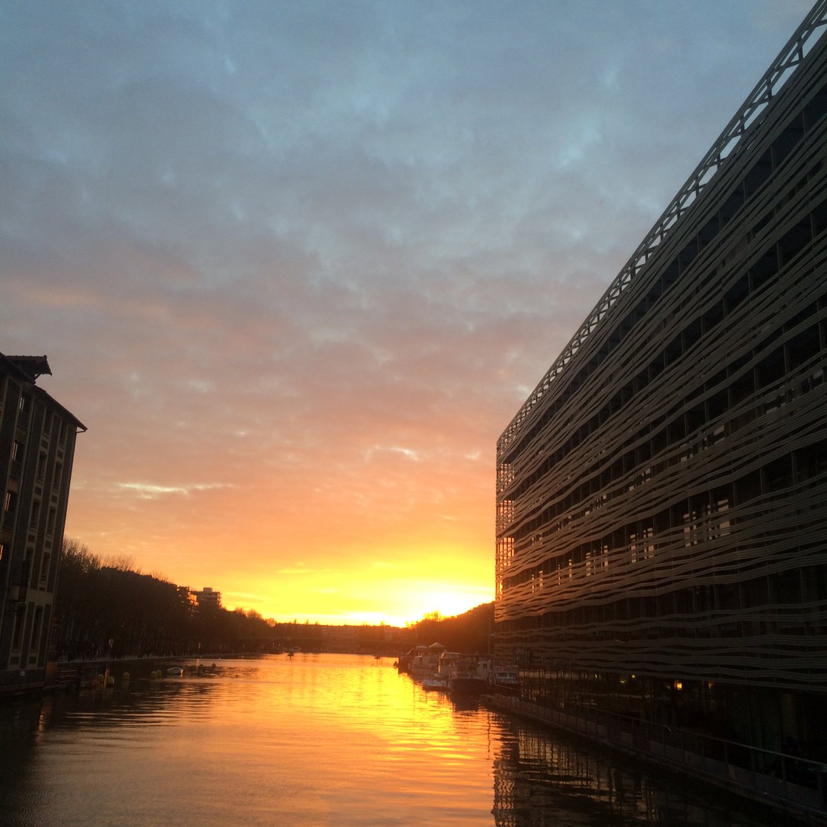 ParisScene75's tweet photo. Paris, c'est aussi ça...
#canaldelourcq #Sunset #paris19 https://t.co/4UgJ55IOSR
