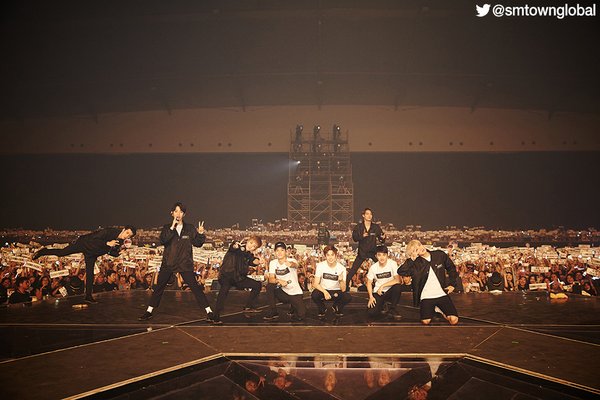 NengBolong's tweet photo. We always support you . Keep singing ♬ for us all #4YearsWithEXO https://t.co/6IZIBadKnP