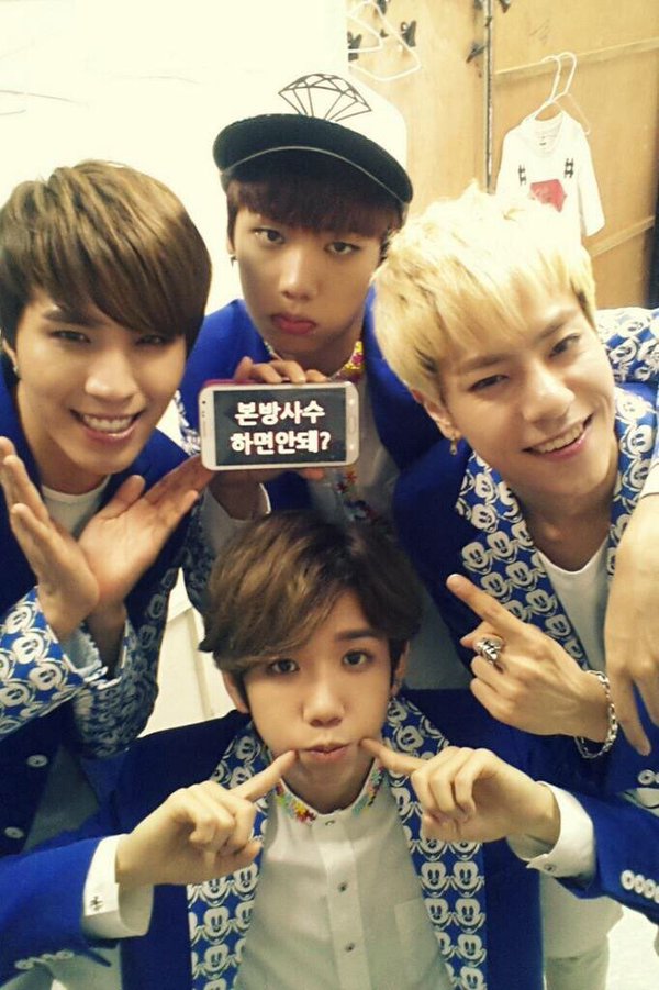 colormatchkpop's tweet photo. HIGH4 ♡ PANTONE 19-3952 TPX
#2F3E86
Surf the Web
#HIGH4_2nd_Anniversary https://t.co/Y4nXcJgHyL