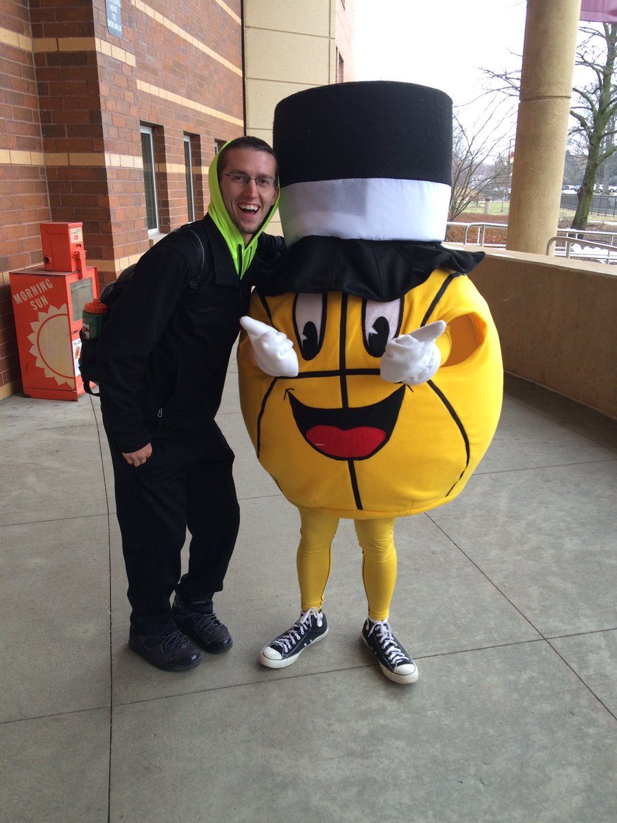 AaronMartin93's tweet photo. Ran into to this ball of joy on my way to class🤓🏀 @gusmackercmu #GetMackedCMU https://t.co/R54BFKLaqu