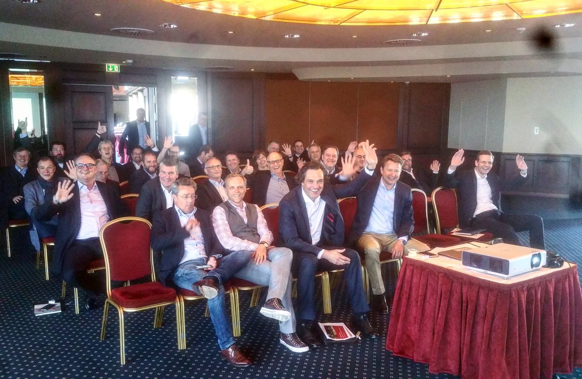 KlemensSkibicki's tweet photo. Klasse workshop digitale transformation in der versicherung mit #atradius #profski #speakerselfie #convidera https://t.co/UFHui92Tlf