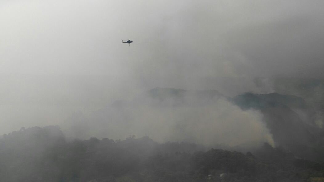 SSC_CDMX's tweet photo. #AlMomento Cóndores de la #PolicíaCDMX apoyan para sofocar  incendio en zona boscosa de Tepoztlán, Morelos. https://t.co/1d5Cp9oOzK