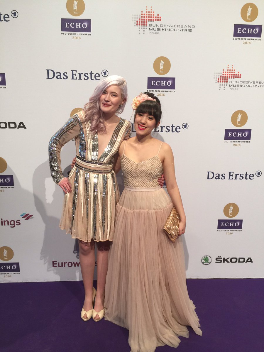 vivaonline's tweet photo. @breedingunicorn mit @MaddySetGo auf dem Lila Carpet! #ECHO2016 #vivaecho https://t.co/6zvnuOncbu