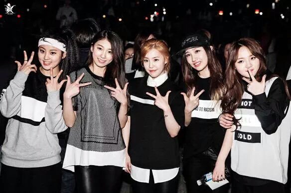 colormatchkpop's tweet photo. The Ark ♡ PANTONE 19-3911 TCX
#26262A
Black Beauty 🌌 https://t.co/WlOpyMENWJ
