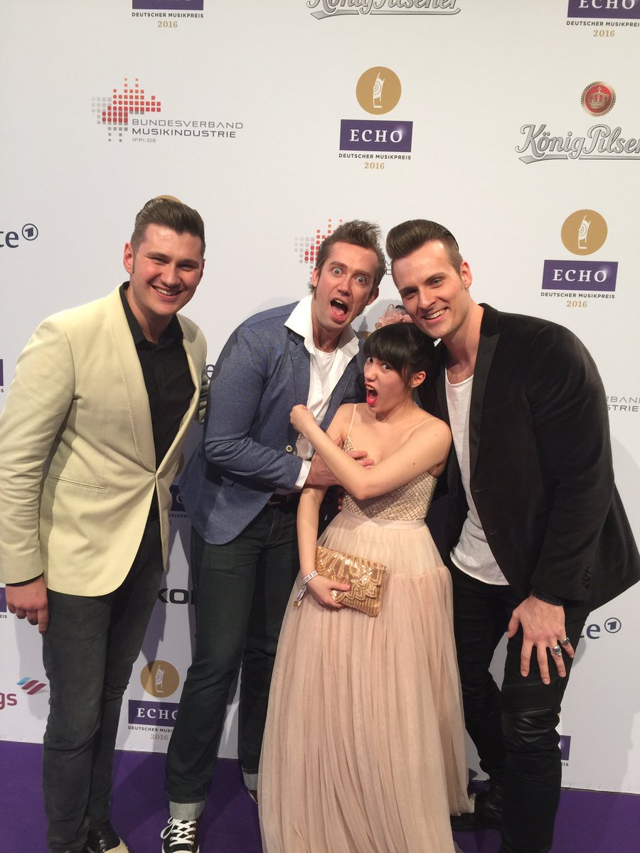 vivaonline's tweet photo. Da hat wohl Jemand seine manieren in den 50ern vergessen! @TheBaseballs #ECHO2016 #vivaecho https://t.co/ntnjlRO0qW