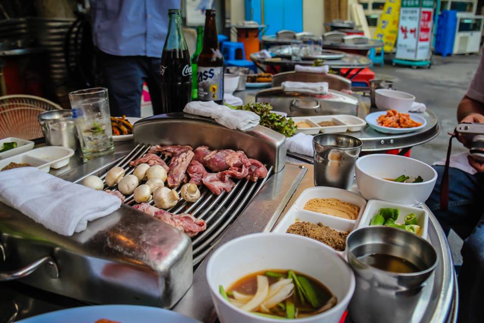 divergenttravel's tweet photo. Anyone here ever tried Korean BBQ? We did on the streets of Seoul it was one of the best meals in our travels #ttot https://t.co/9WI03WvZul
