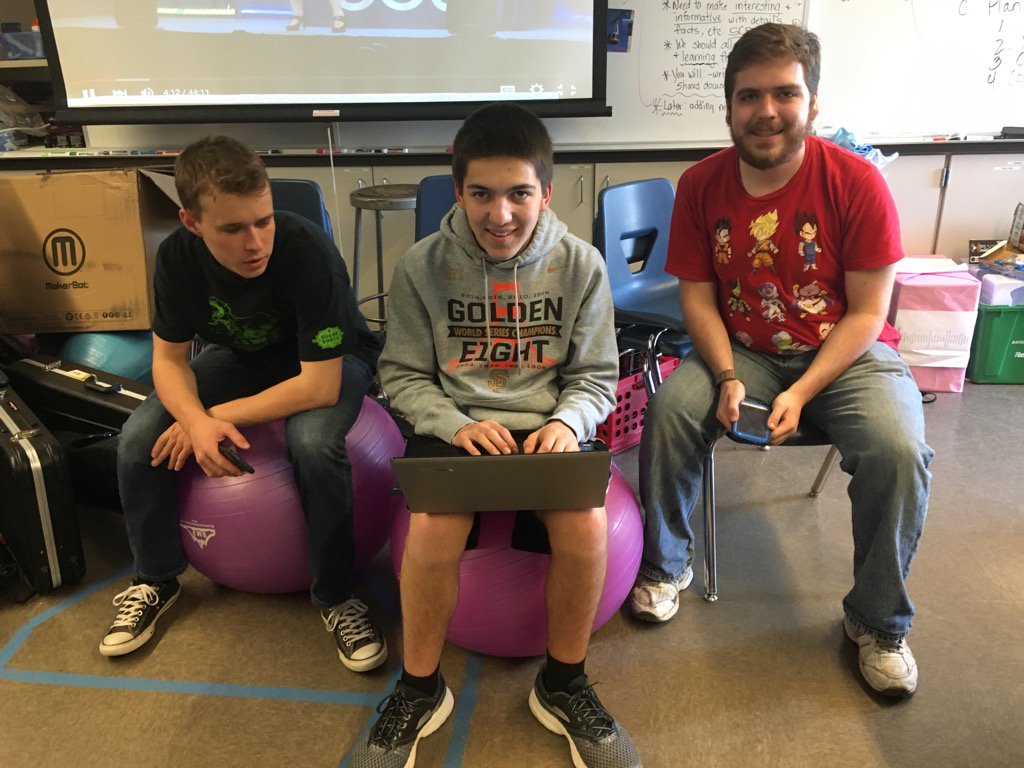 ValleyViewRobos's tweet image. Our robo advisors from @cphs_falcons love trying out tech tools. @makerbot @Raspberry_Pi @makeymakey @ValleyViewJags