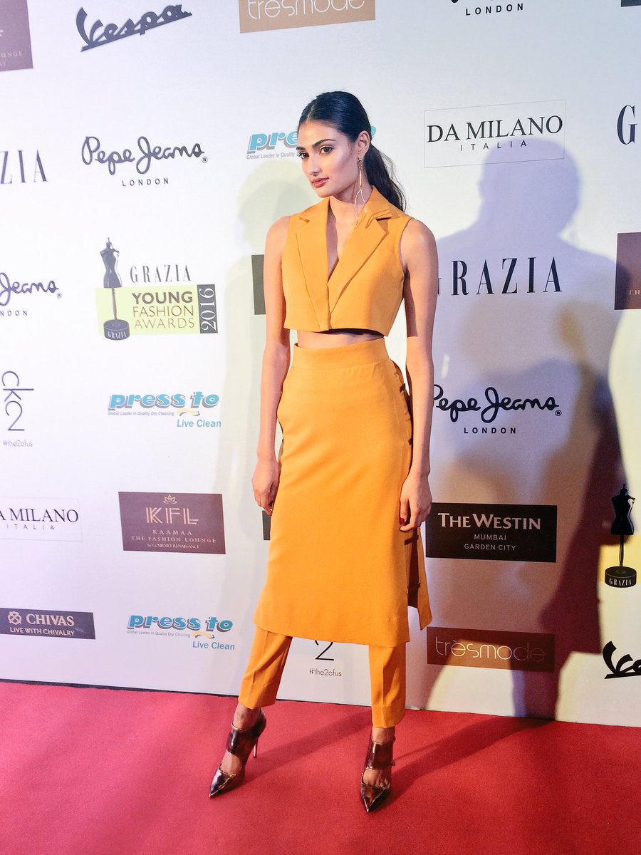 filmfare's tweet photo. Orange is definitely the new black!

@theathiyashetty slays the #GYFA16 red carpet in style. https://t.co/PHaYFBXduB