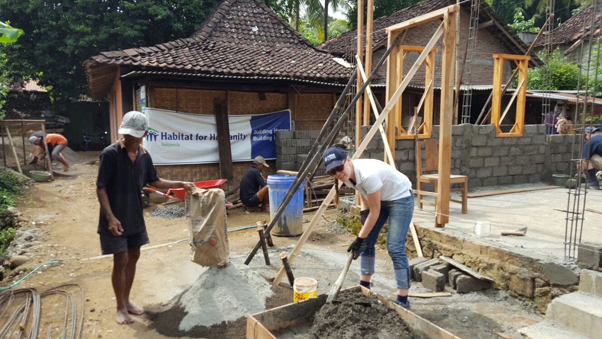 BramBo's tweet photo. Niks geen betonmolen maar met traditionele schoffels en een cementbak #bouwmee #hbc2016 #habitatforhumanity https://t.co/bjDWkB4yxJ