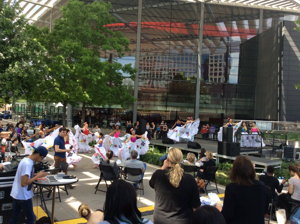 BTWHSPVA's tweet photo. Let's dance!! #SammonsLunchJam @DalArtsDistrict @ATTPAC https://t.co/KEmvRvDDqn