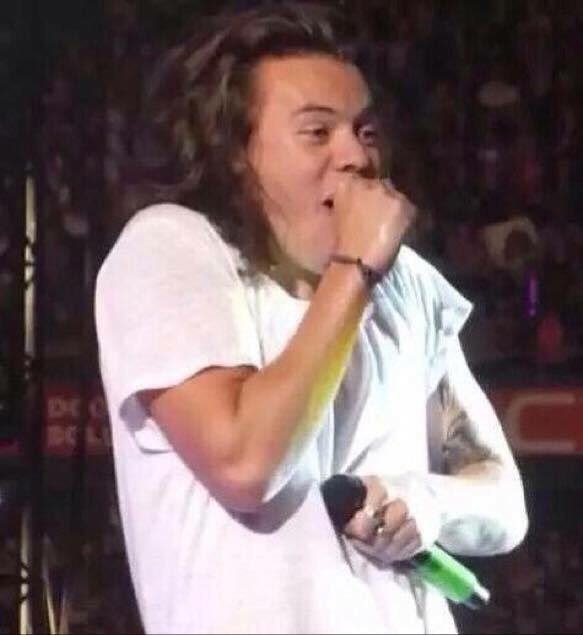 tinyfearlesslou's tweet photo. A PERFECT EXAMPLE OF WHAT IS GOING TO HAPPEN WHEN BABYGATE ENDS: 

"Why would they fake it"

"LARRY STYLINSON" https://t.co/nAwwovRgyv