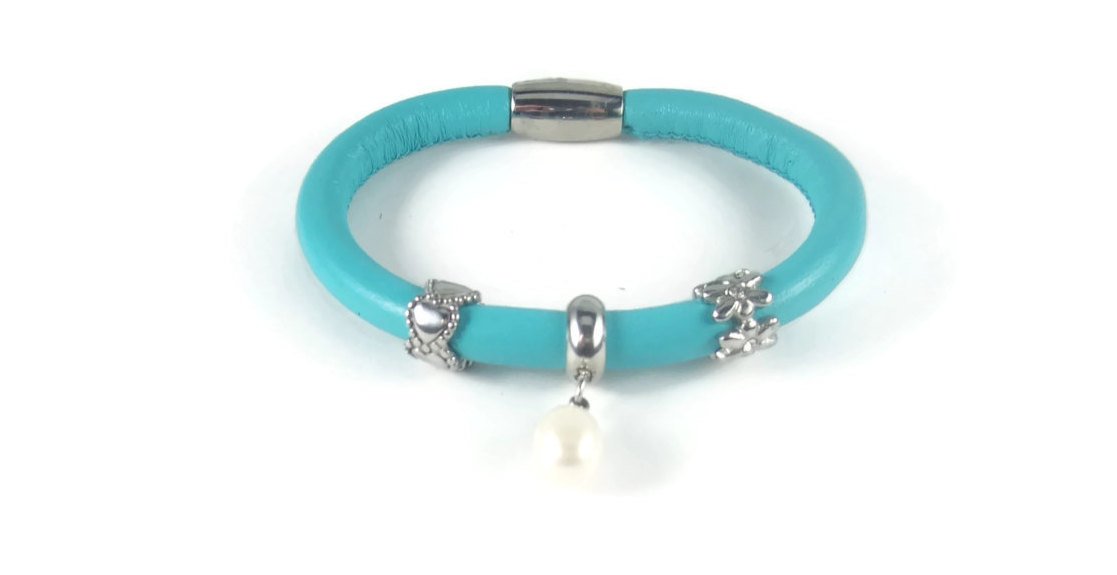 The_CharmedBead's tweet photo. Turquoise Leather Charm Bracelet, Nappa Leather Bracelet, Wo… https://t.co/jiNVzPR6Yx #charmbracelet #WomensBracelet https://t.co/hTDXCPPF9L