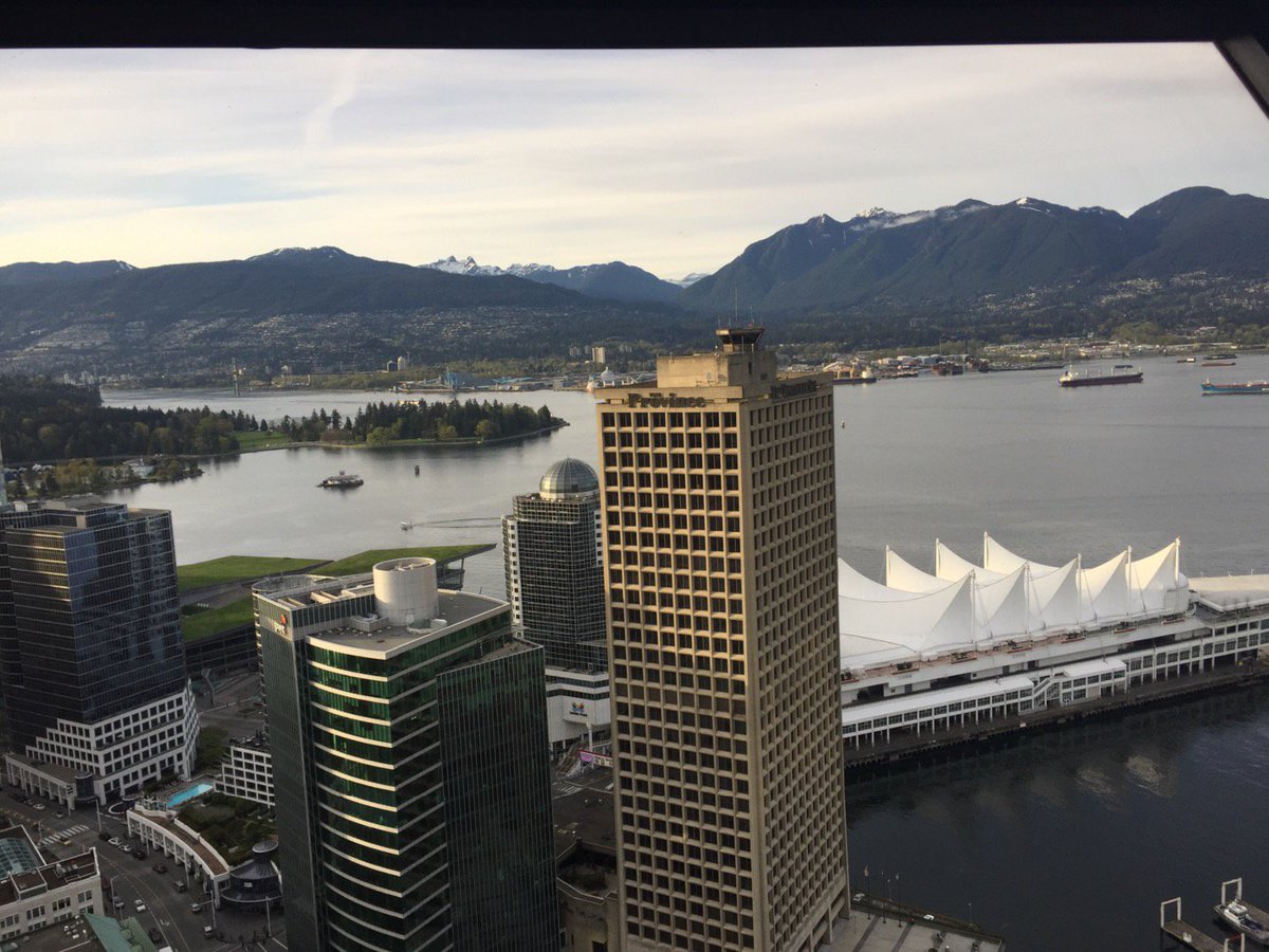 clairemonetxoxo's tweet photo. The beautiful city I live in #VancouverIsAwesome #DinnerDate #MountainPrincess https://t.co/JCJNkwYQxV