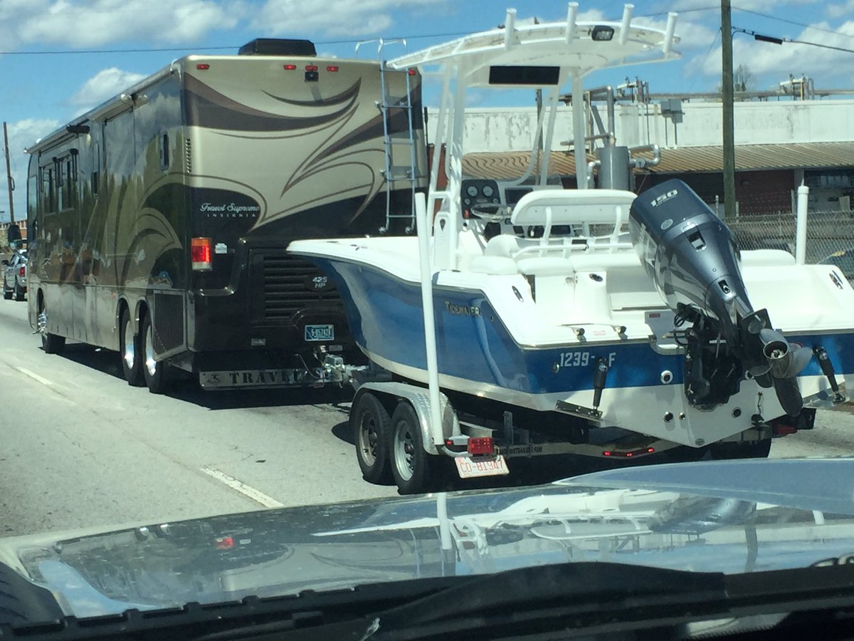 TheFast49's tweet photo. Now this guy has he shit together #fishanywhere #jealous https://t.co/N6EYtNt1a7