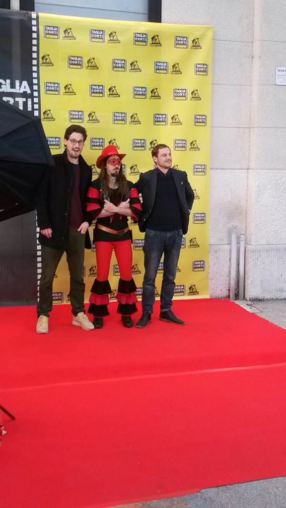 TagliaCorti's tweet photo. I nostri registi sono già arrivati in teatro e posano sul nostro red carpet! Alle 20:15 inizia lo spettacolo! https://t.co/E46hgMqB23