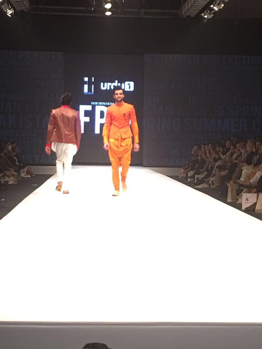 FashionPakistan's tweet photo. #FPtrendShow #Fpw16 Obaid Sheikh bringing you pops of colour, traditional jewelry and a total ethnic trip https://t.co/rfg6GMClCN