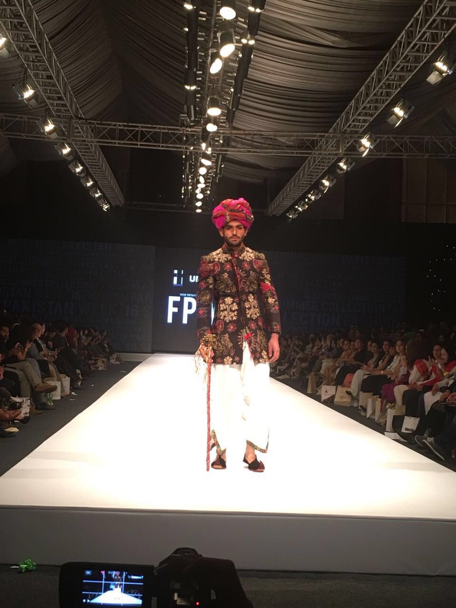 FashionPakistan's tweet photo. #FPtrendShow #Fpw16 Obaid Sheikh bringing you pops of colour, traditional jewelry and a total ethnic trip https://t.co/rfg6GMClCN