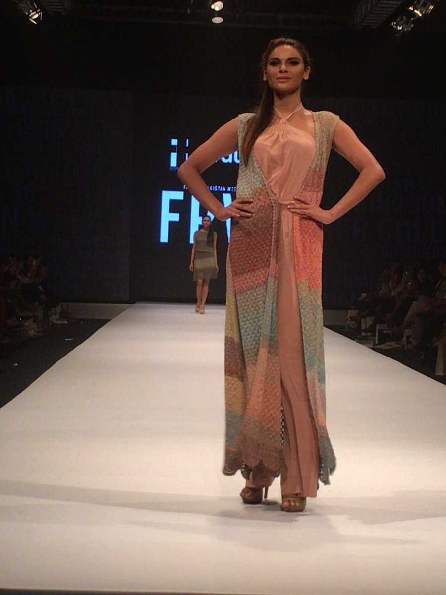 FashionPakistan's tweet photo. #FPtrendShow Nida Tapal's #Delphi #Fpw16 #Nets #Silks #Bling https://t.co/9dNdFrW7GG