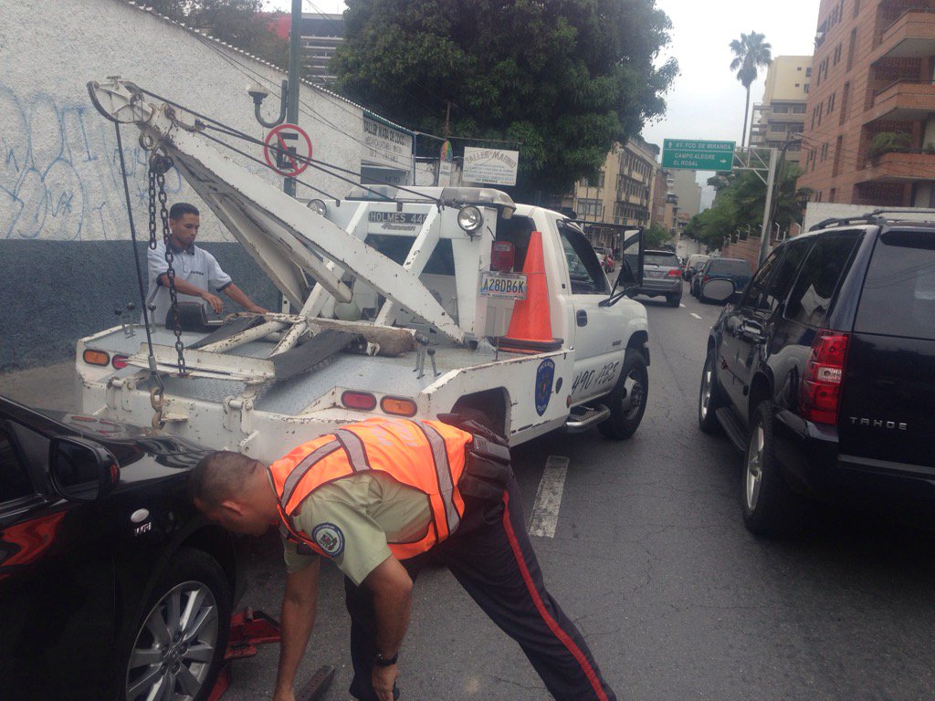 solanojuanc's tweet photo. 7A Continuamos remolcando vehículos mal estacionados en las calles de @Chacao #PLAN5-0 En Ejecución @ramonmuchacho https://t.co/2yfCQIoDAQ