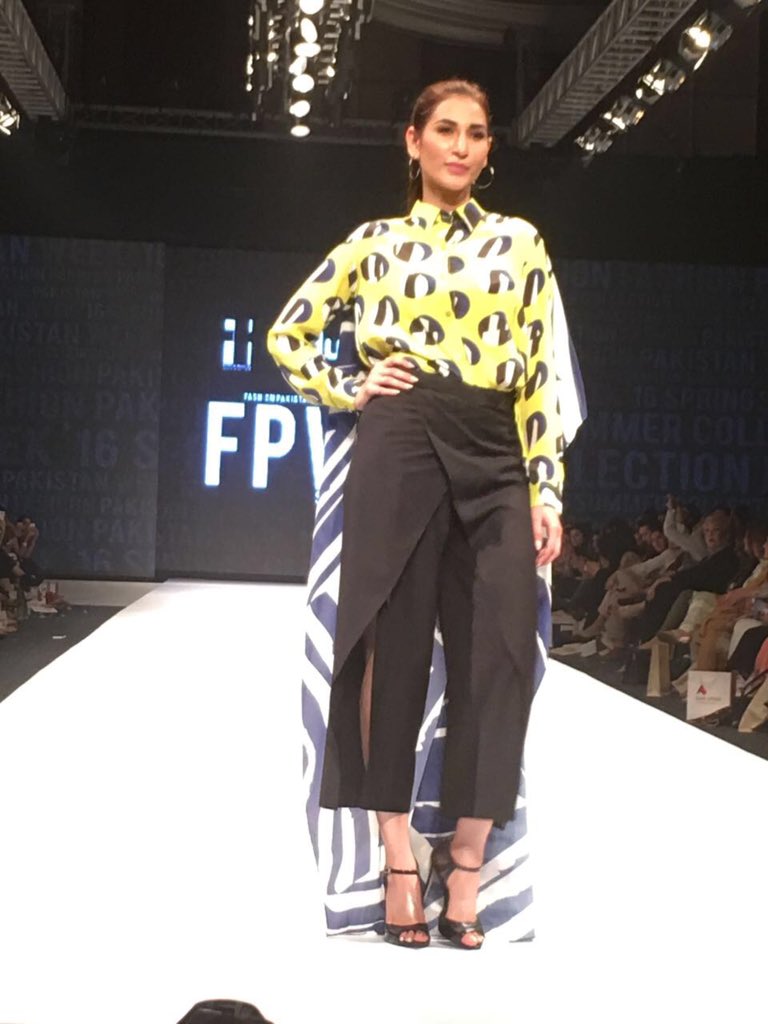 FashionPakistan's tweet photo. #FPtrendShow #Fpw16 @sanam_c's spring summer 2016 is ππΌ! Classy, cool and uber chic! #CocktailParty https://t.co/5c4B0Xv6aO