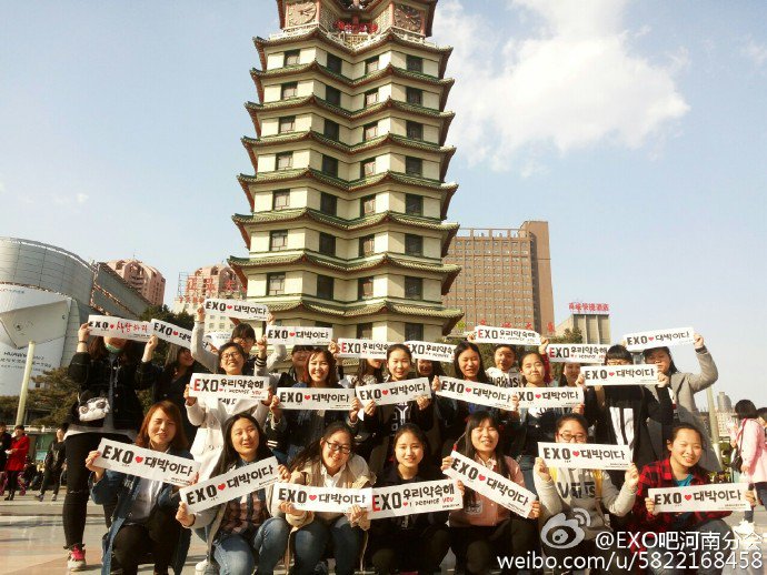 Pikuchen's tweet photo. Chinese EXOL  celebrated #4yearswithexo Outside and took the banners "EXO are daebak" and "EXO our promise" https://t.co/RJzpeNA9Kb