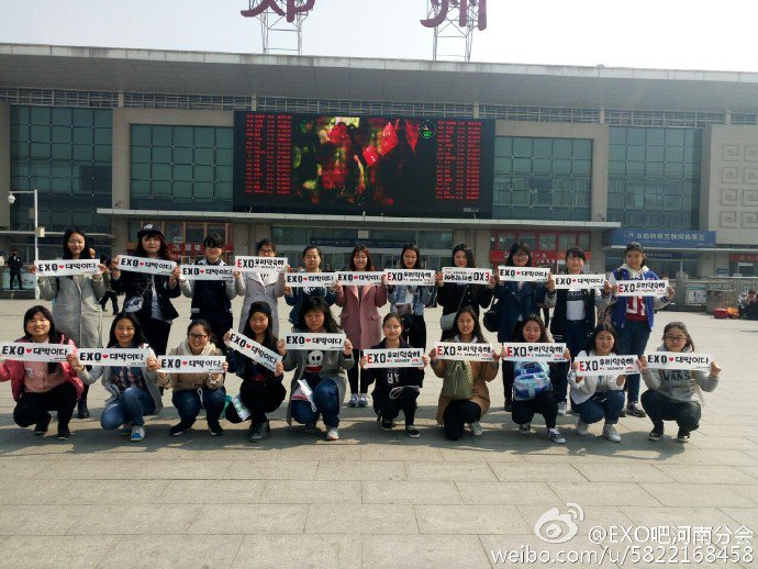 Pikuchen's tweet photo. Chinese EXOL  celebrated #4yearswithexo Outside and took the banners "EXO are daebak" and "EXO our promise" https://t.co/RJzpeNA9Kb