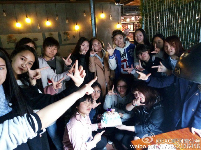 Pikuchen's tweet photo. Chinese EXOL  celebrated #4yearswithexo Outside and took the banners "EXO are daebak" and "EXO our promise" https://t.co/RJzpeNA9Kb