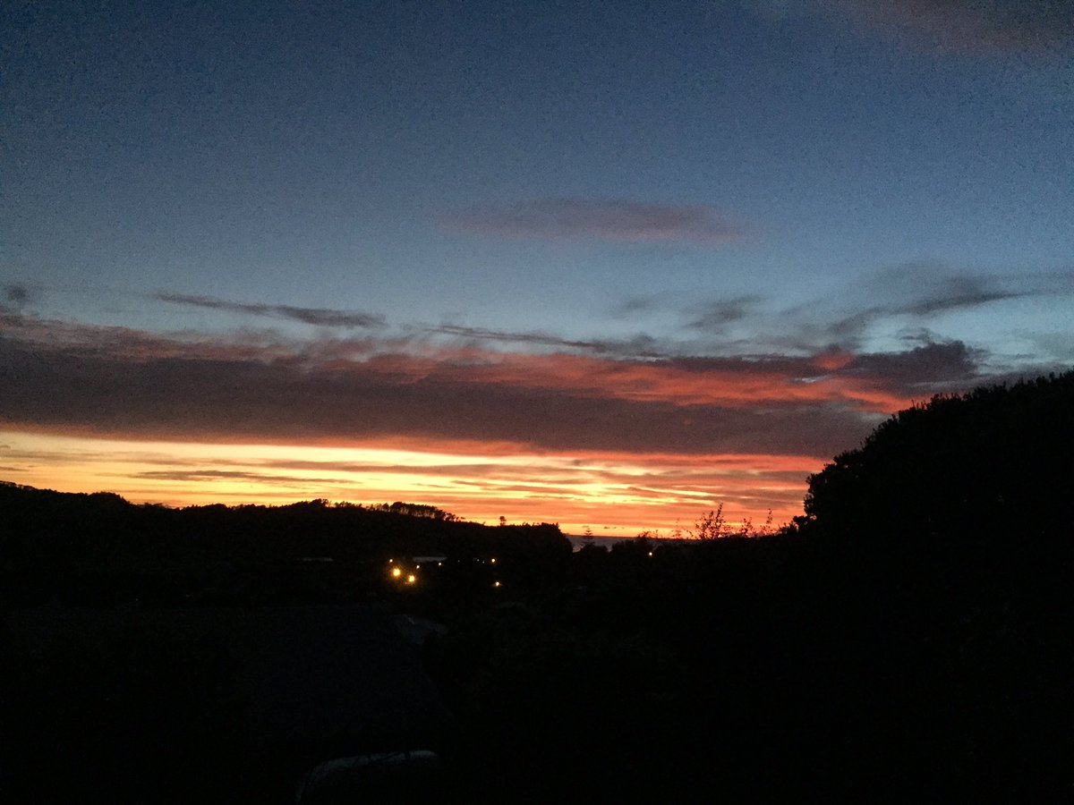 kiwikernow's tweet photo. There are some advantages of an early start #sunrise #hatfieldsbeach @WeatherWatchNZ https://t.co/B05PyOoaNx
