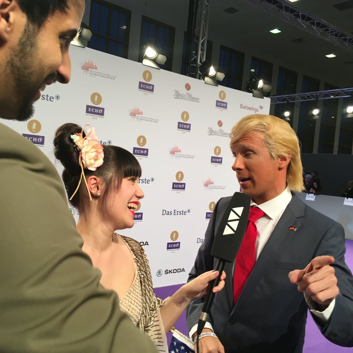 vivaonline's tweet photo. @realDonaldTrump beim #ECHO2016 #vivaecho @oliverpocher https://t.co/BOVDU57odO
