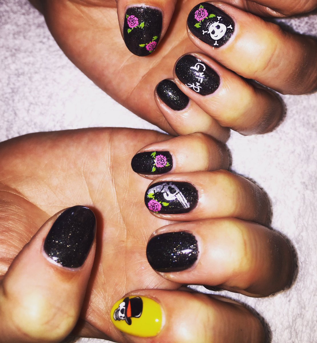 kknLA's tweet photo. Ready for @gunsnroses Off to Vegas #GnFnR #rocknroll #slash #birthday #thisis40 #gnr #nailart #LasVegas https://t.co/8Ysp0oI8CO