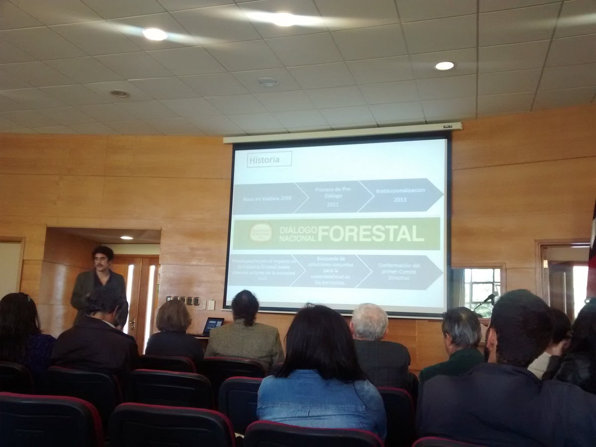 DialogoForestal's tweet photo. En #valdiviacl Rodrigo Cósimo estudiante  periodismo UACh expone resultados tesis sobre el proceso @DialogoForestal https://t.co/PQFNq5ZRKy