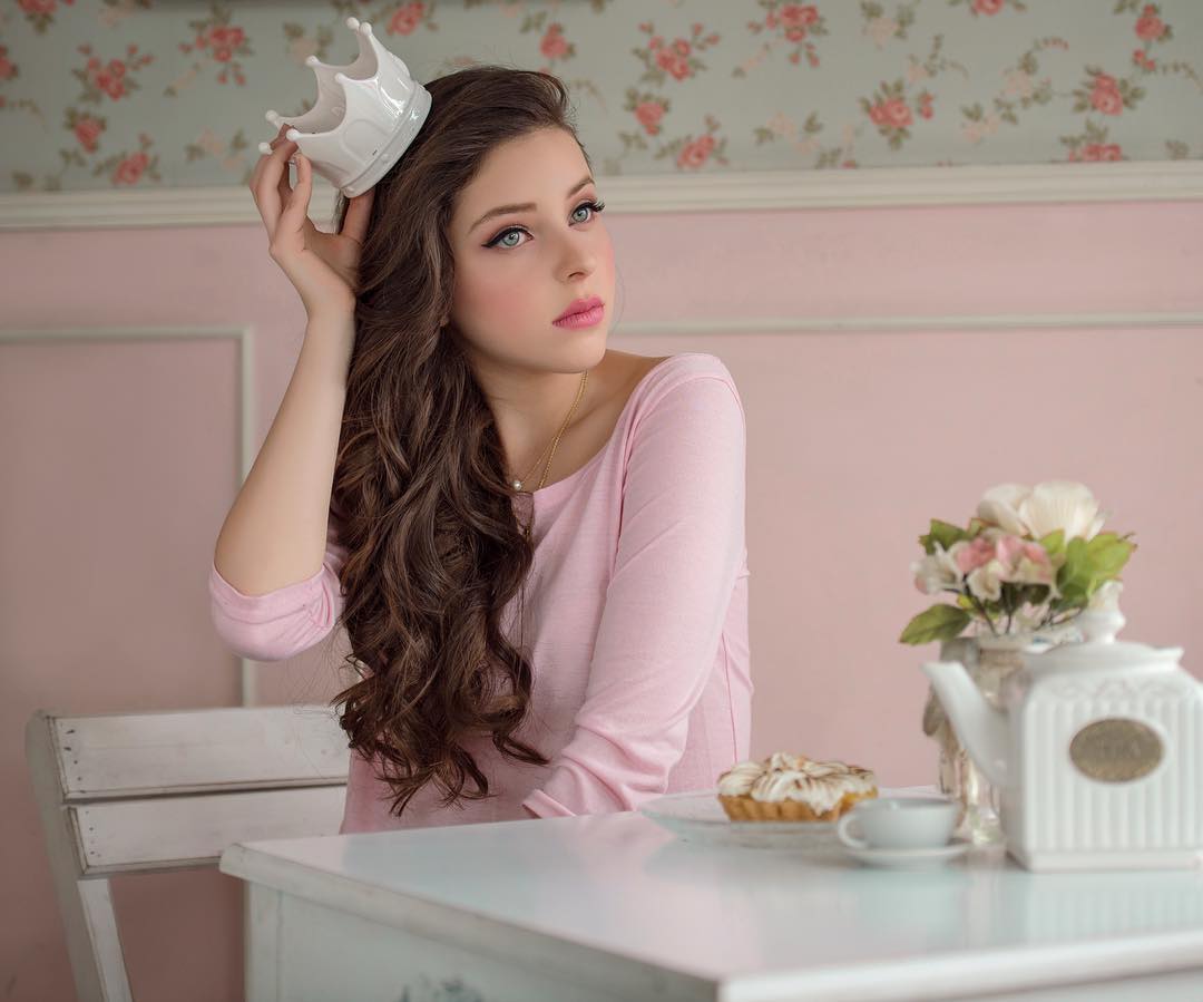EstefaniaParody's tweet photo. Me decía "princesa" porque todo era un cuento.👸 https://t.co/4xV2Vh34DK