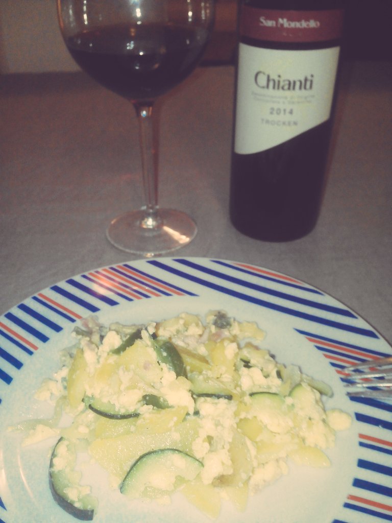 nd_moonl's tweet photo. Mi flatmate se larga de vacaciones y tengo que beber sola en estas condiciones #foreveralonenoconalcohol https://t.co/iKmTTFtNmx